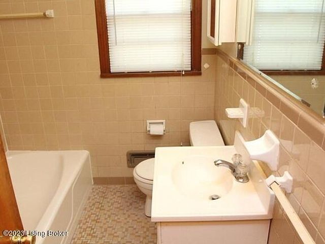 3100 Altus Dr, Louisville, KY 40216