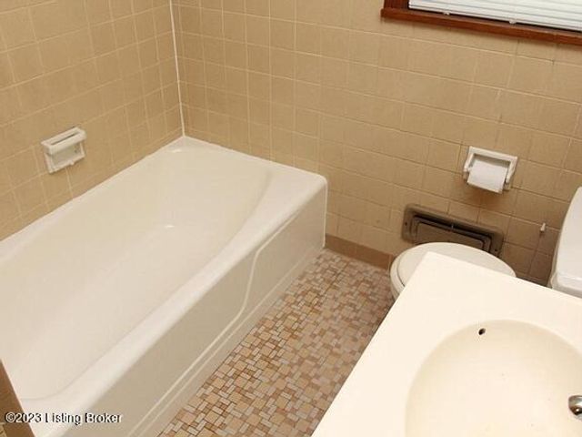 3100 Altus Dr, Louisville, KY 40216