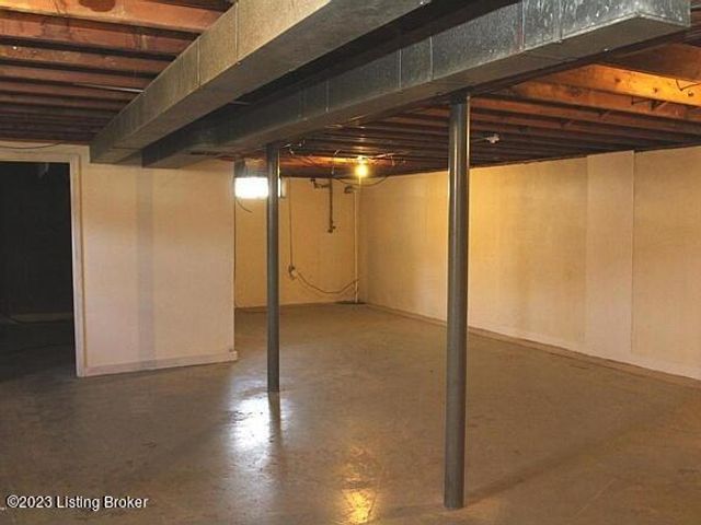 3100 Altus Dr, Louisville, KY 40216