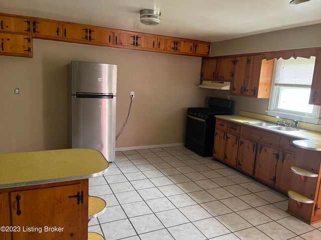 3100 Altus Dr, Louisville, KY 40216