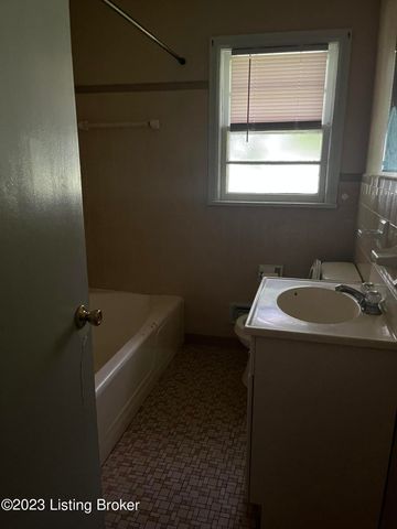 3100 Altus Dr, Louisville, KY 40216