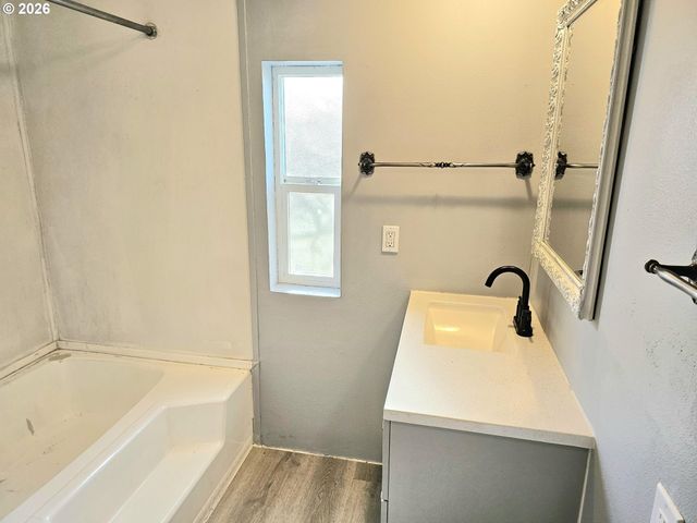 612 N CASCADE Dr 25, Woodburn, OR 97071