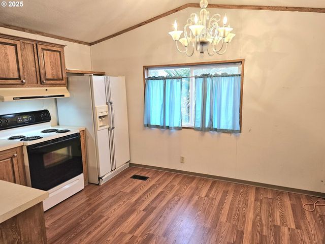 612 N CASCADE Dr 25, Woodburn, OR 97071