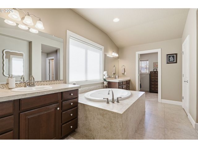 8595 Sw LADY APPLE Ln, Tigard, OR 97224