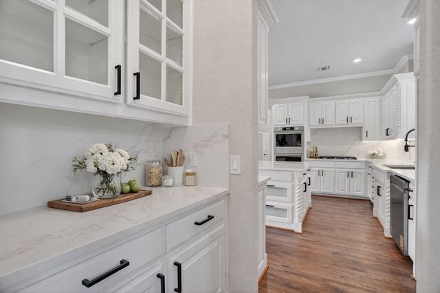 153 Crest Canyon Drive, Fort Worth, TX 76108