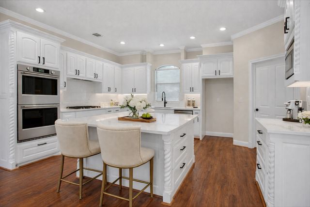 153 Crest Canyon Drive, Fort Worth, TX 76108