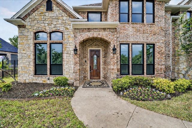 153 Crest Canyon Drive, Fort Worth, TX 76108