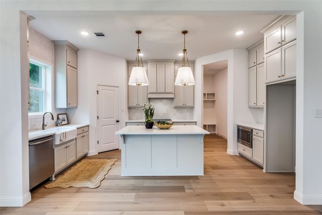 622 Sterling Court, Benbrook, TX 76126