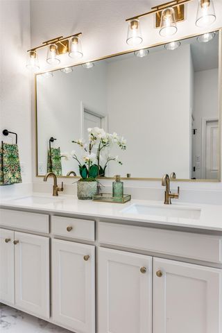 622 Sterling Court, Benbrook, TX 76126