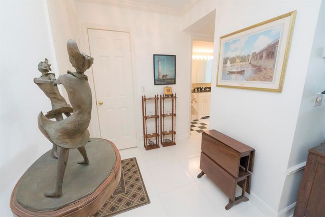 336 Golfview Road 203, North Palm Beach, FL 33408