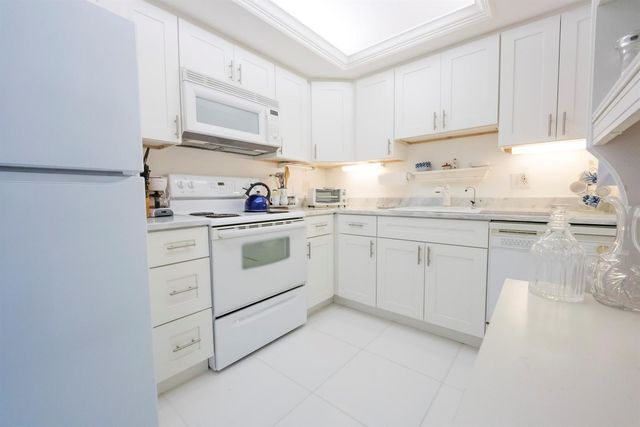 336 Golfview Road 203, North Palm Beach, FL 33408