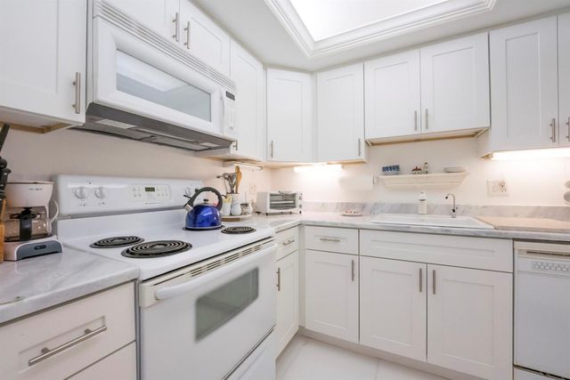336 Golfview Road 203, North Palm Beach, FL 33408