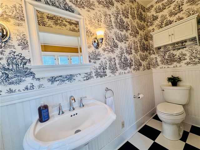 62 E Dixon Avenue, Oakwood, OH 45419