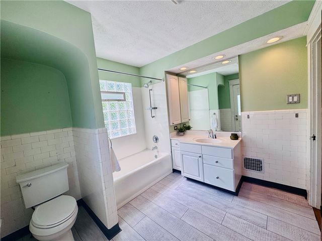 62 E Dixon Avenue, Oakwood, OH 45419
