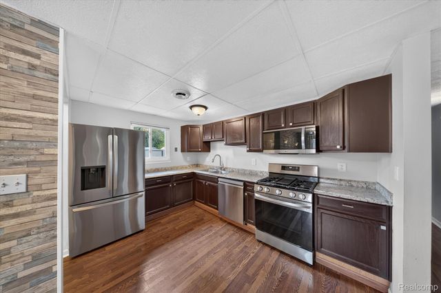 9281 Hazel Street, Taylor, MI 48180