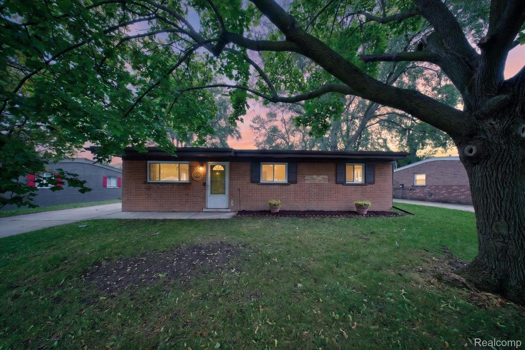 9281 Hazel Street, Taylor, MI 48180