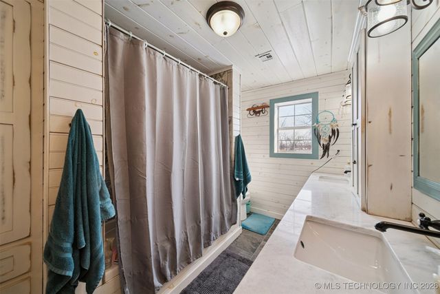 11815 EW 255 Road, Nowata, OK 74048