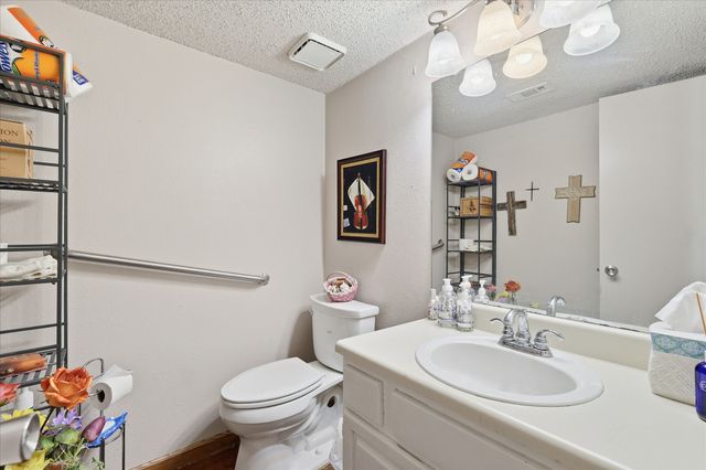 722 Creekwood Court, Lewisville, TX 75067