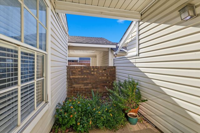 722 Creekwood Court, Lewisville, TX 75067