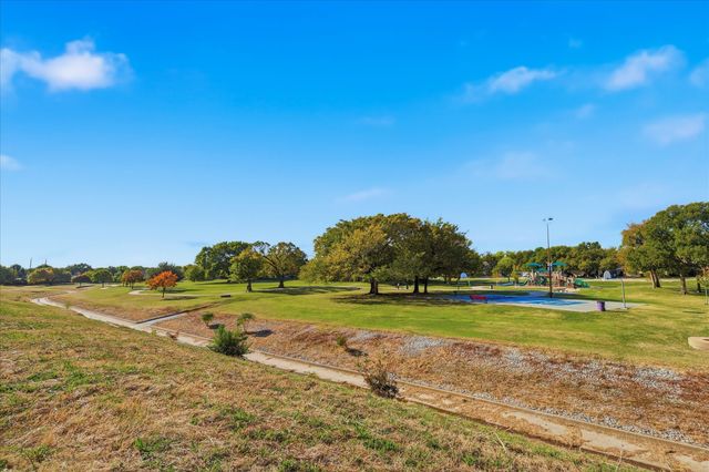 722 Creekwood Court, Lewisville, TX 75067