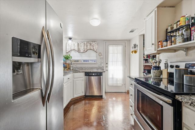 722 Creekwood Court, Lewisville, TX 75067