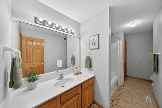 1011 Golfers Ct SE, Rochester, MN 55904