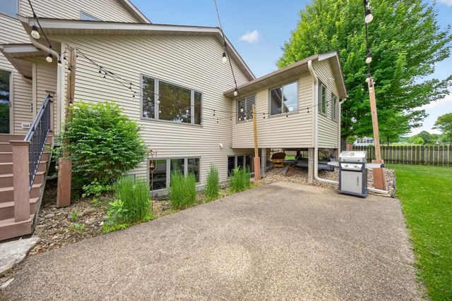 1011 Golfers Ct SE, Rochester, MN 55904