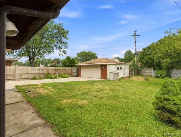 21240 Evergreen Street, St. Clair Shores, MI 48082