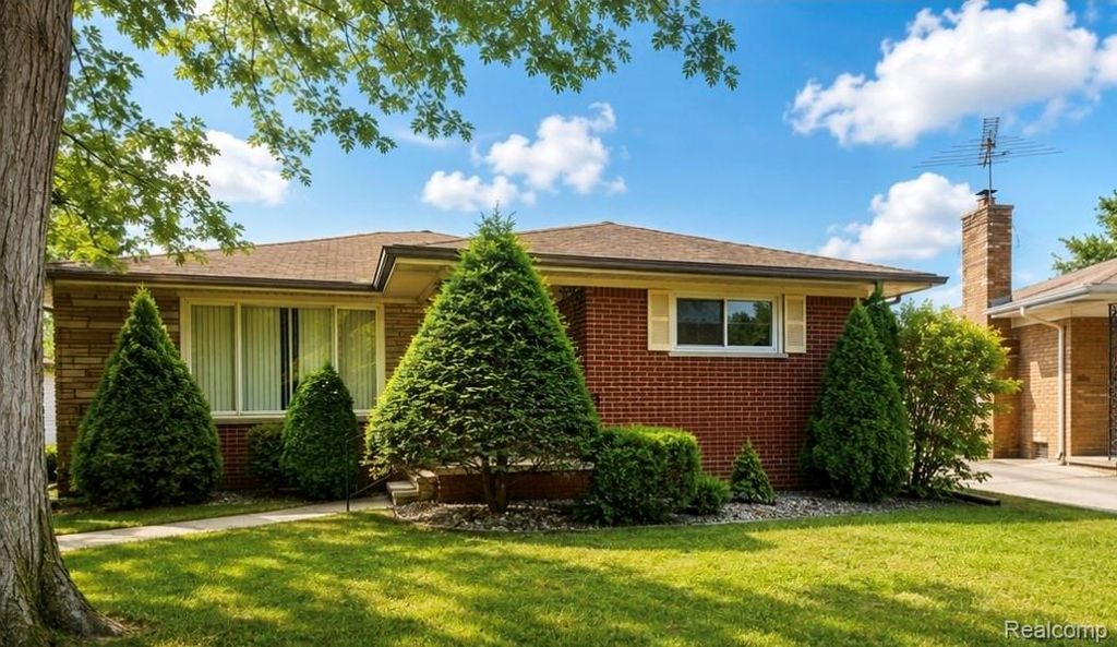 21240 Evergreen Street, St. Clair Shores, MI 48082