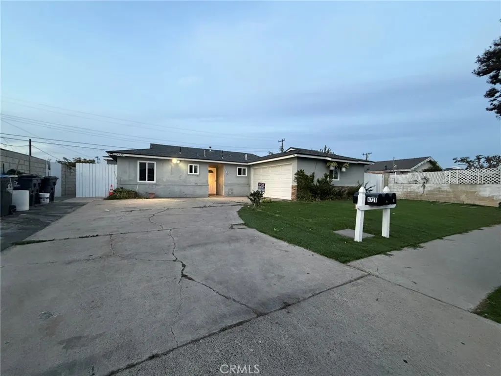 4721 W Oakfield, Santa Ana, CA 92703