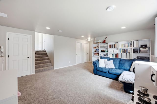 1307 30th Avenue W, West Fargo, ND 58078
