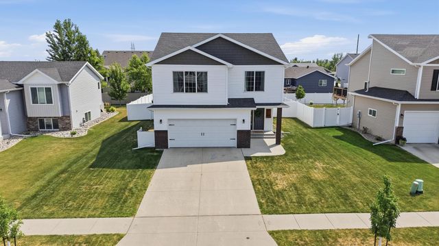 1307 30th Avenue W, West Fargo, ND 58078