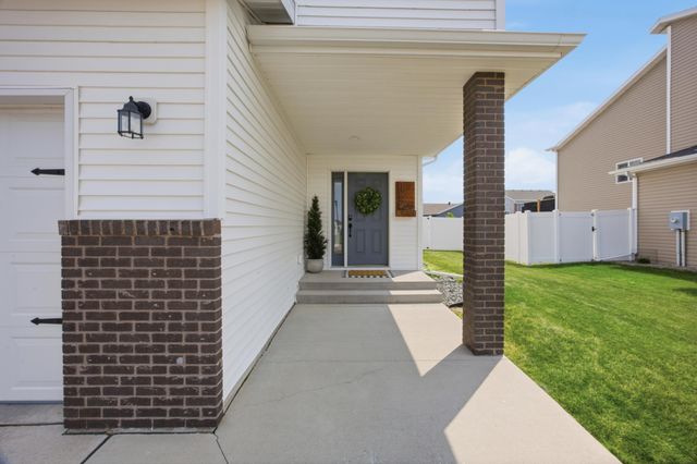 1307 30th Avenue W, West Fargo, ND 58078