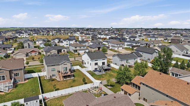 1307 30th Avenue W, West Fargo, ND 58078