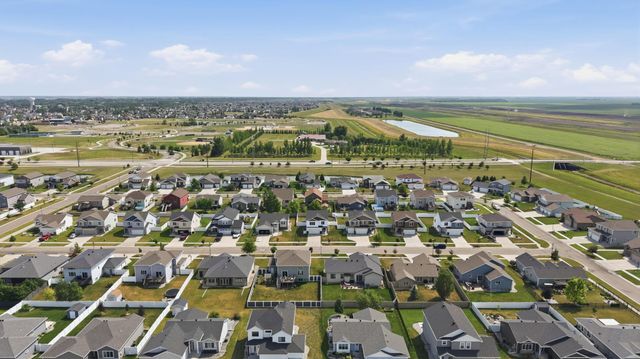 1307 30th Avenue W, West Fargo, ND 58078