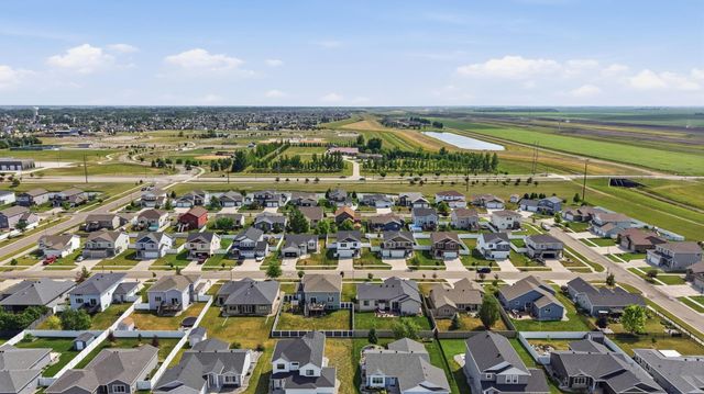 1307 30th Avenue W, West Fargo, ND 58078