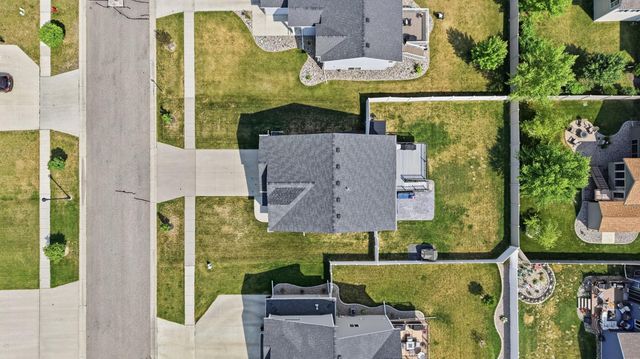 1307 30th Avenue W, West Fargo, ND 58078
