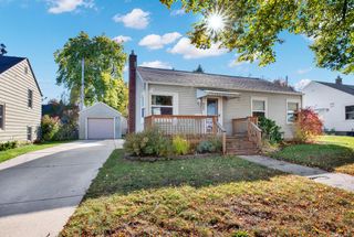 302 E Gauer CIRCLE, Milwaukee, WI 53207