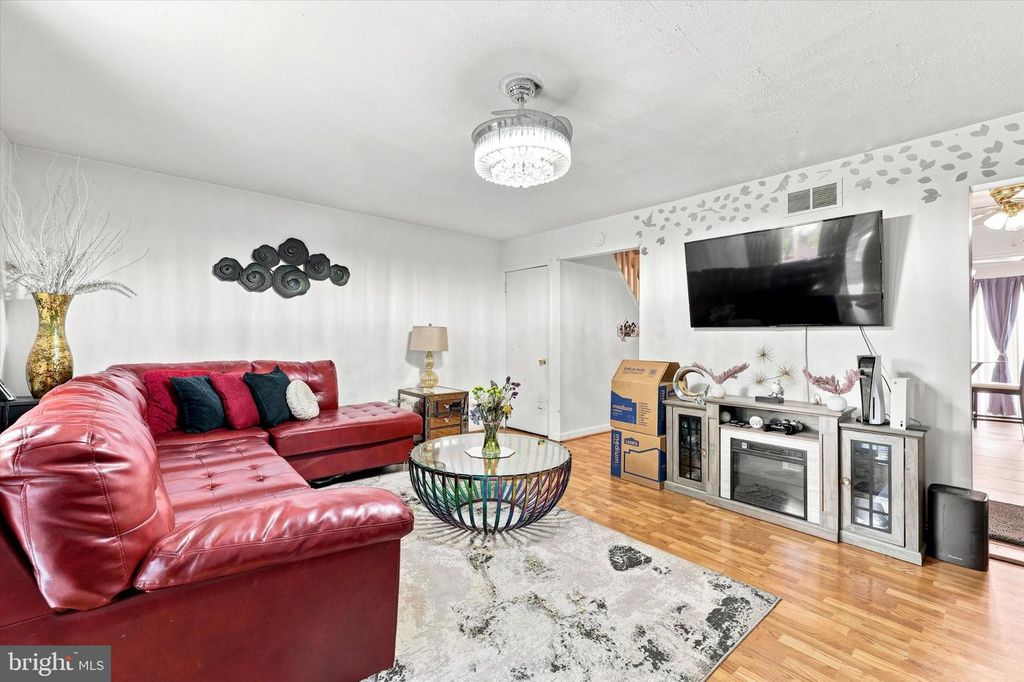 2245 DICKENS TER, Newark, DE 19702
