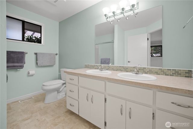 1781 NE 11th Avenue, Oak Harbor, WA 98277