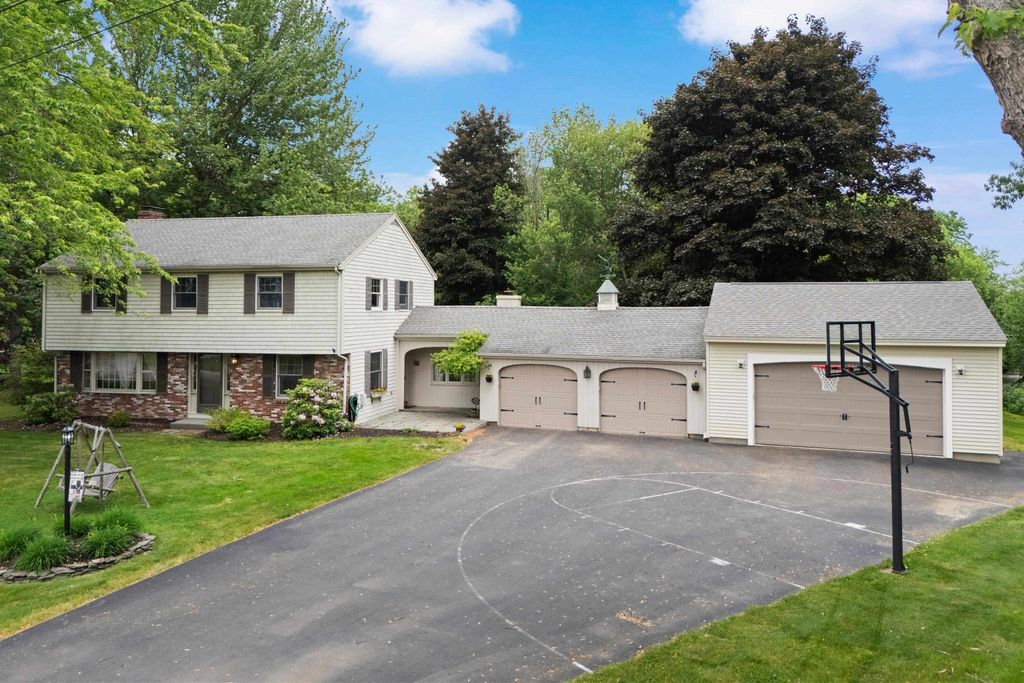 13 William Circle, Stratham, NH 03885