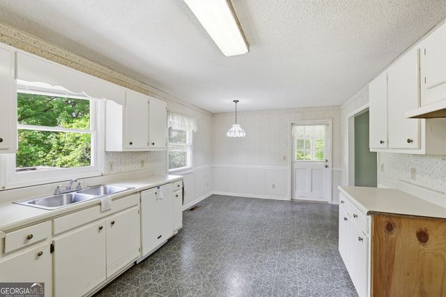 592 Potomac Drive, Tiger, GA 30576