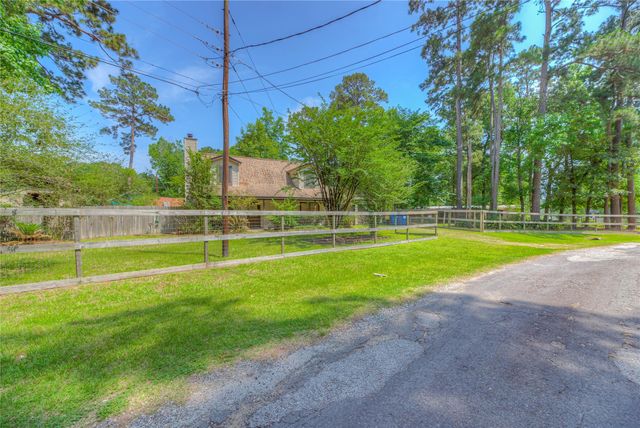 647 Moose Drive, Onalaska, TX 77360