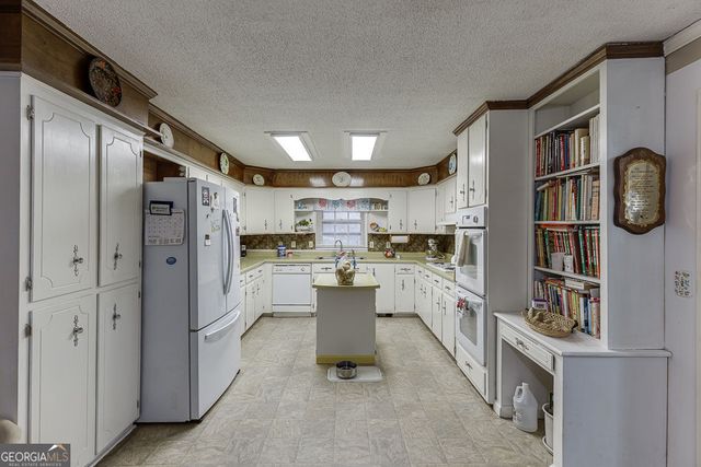 329 RIVERBEND Drive, Royston, GA 30662