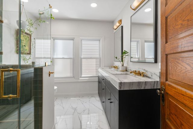 2324 W Eastwood Avenue, Chicago, IL 60625