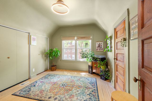 2324 W Eastwood Avenue, Chicago, IL 60625