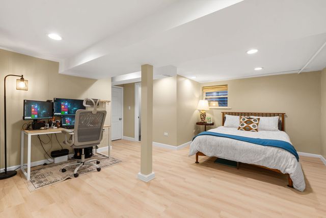 2324 W Eastwood Avenue, Chicago, IL 60625