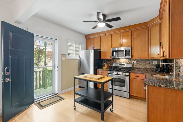 2324 W Eastwood Avenue, Chicago, IL 60625