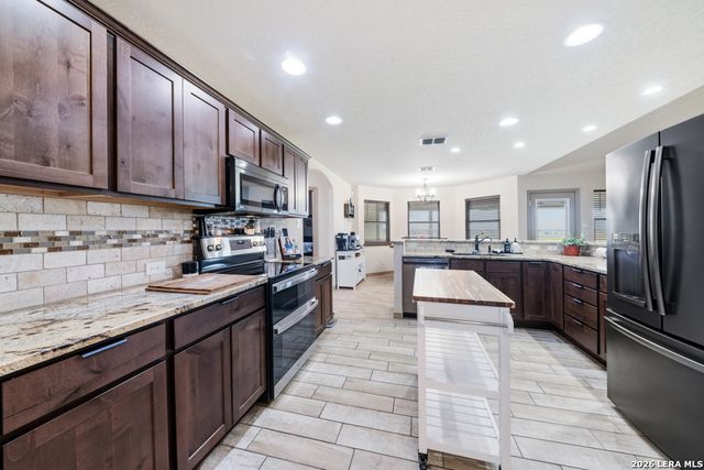 317 HONEYSUCKLE LN, La Vernia, TX 78121