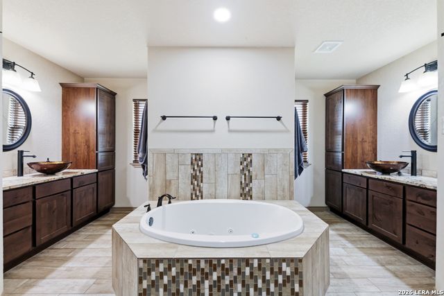 317 HONEYSUCKLE LN, La Vernia, TX 78121